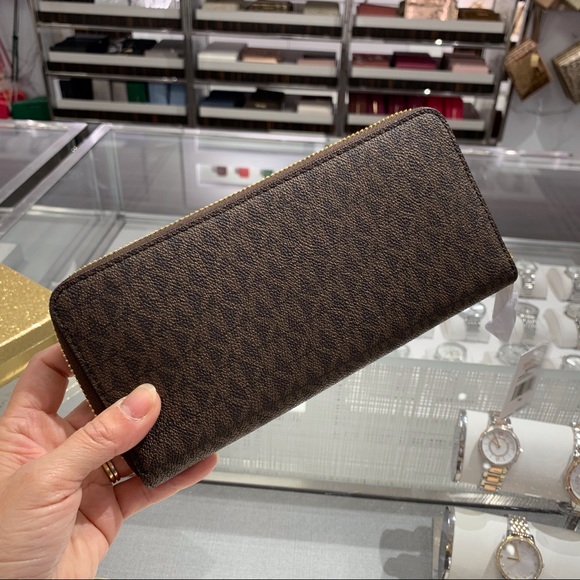 MICHAEL KORS GIFTABLES IN BOX LG WALLET - Picture 4 of 7